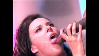 Қара король және оның гость трахают бұл изголодавшуюся грудастую цыпочку