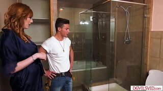 Busty uxor cuckolds vir per lactantem et stupri a plumbarius