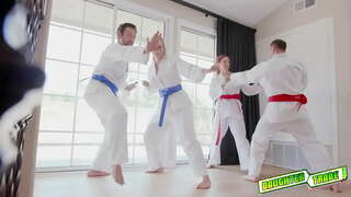 Luna Kerge ja Ashley Punane vahetada ja võtab oma klapid on maitse neile