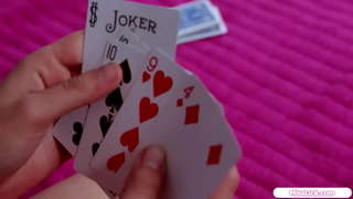 Tette piccole bionda è una vera bomba nella sua camera da letto.Baciare e succhiare tette prima di lei lecca la figa rasata.Lei facerides la petite babe in un 69er che