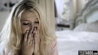 Duonpatro bustoj juna partio knabino teen vicfilino post esti ekstere la tutan nokton