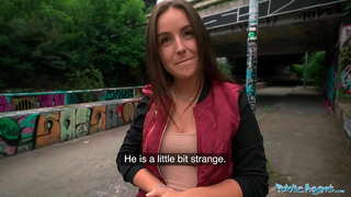 PublicAgent ವಿದ್ಯಾರ್ಥಿ ತನಗೆ ಪಡೆಯುವಲ್ಲಿ ಅವಳ ಯೋನಿ ಹದಿಹರೆಯದ ಸುಂದರಿ ಹಾರ್ಡ್ ಮೂಲಕ ಒಂದು ಅಪರಿಚಿತ ಹೊರಾಂಗಣದಲ್ಲಿ ಪ್ರೇಗ್