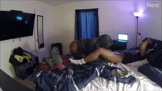 Chic que se cuela por su novio para que venga a la mierda