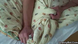 ���ुरानो महिला seduced जवान मान्छे