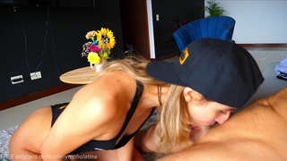 OneNymphoLatina कुखुरा को एक उनको प्रशंसक र निगल एक मोटी THROATPIE