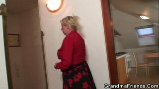 Gulang na balo mga serbisyo sa dalawang mga repairmen