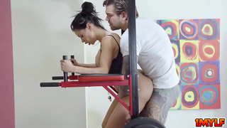 Juan protáhl Canela &amp; # 039;s kočička rty