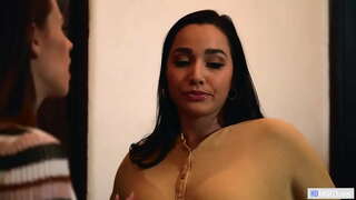 ���ठावदार उरोज असलेली आणि केसाळ समलिंगी संबंध ठेवणारी स्त्री आणि तिच्या roomie लिंग येत