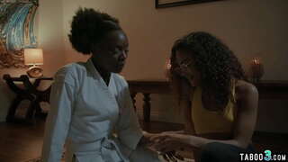 Piccolo dai seni ebano adolescenti leccare e diteggiatura di ogni altri