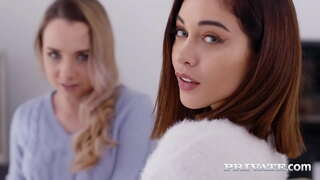 Petite Mona Blu u ħelu Ginebra Up tixrid dawk sabiħ big ħaddejn biex tikseb l-annimal anali wara gerżuma penetrazzjoni iebsa u jilagħbu mal-vibratur! Sħiħa Taptap &amp;amp; 1000s Aktar fil-Private.com!