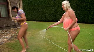 Gode Ensèsyon ak Titi Souse pou De Busty Lèsbyan