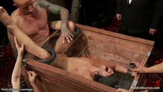 Berambut cokelat muda hamba Hari Chechik adalah menutup mata dan berkotak kemudian ayam besar fucked oleh Astral Debu di bawah kawalan dom Puteri Donna Dolore di awam