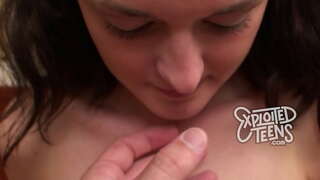 Dosente ku conta a duna e kabes riba su promé born