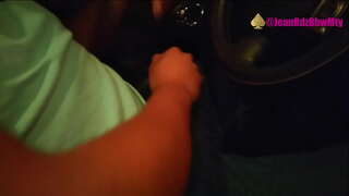 Ŝoforo de uber prenanta min de montranta ŝian paruoj por la urbo