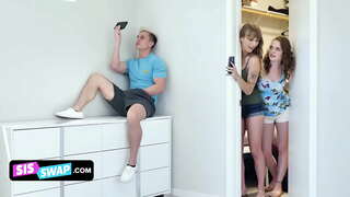 Сүйкімді Қыз Құмарлықпен Өзінің Кискасын Мастурбациялайды Және Оның Кискасын Мастурбациялайды