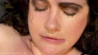 ���ीन शरणागती Fucked तोंड आणि ठोठावला