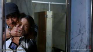 Obrovské prsia brunetka fed agent Krissy Lynn je zachytený trestného Xander Corvus a v bondage lano dostane piču a prdel v prdeli jeho veľký penis