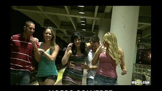 Гурван ХАЛУУН sluts эхлэх orgy олон нийтийн байхад галт тэрэг хүлээж