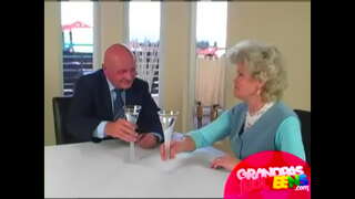 Vovo comendo ਇੱਕ ਛੋਟਾ ਜਿਹਾ ਦੇ ਸਾਹਮਣੇ ਉਸ ਦੀ ਪਤਨੀ ਨੂੰ