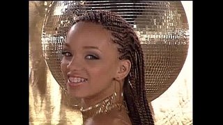 Gia LaShay காட்டி அவரது முலாம்பழம்களும்