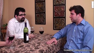 Footjob - Muller pecha baixo táboa negocio