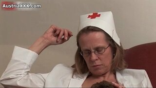 Прљави зрела жена добија лизање своје маца