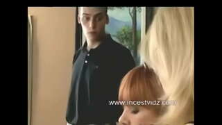 étape Maman et beau-Fils de visiter dominante étape Tante pour son Anniversaire