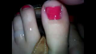 Remaja mengambil beberapa air mani di kaki dan sandal