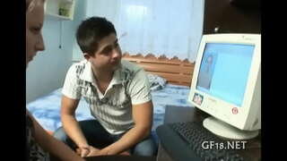 Муухай дэгдээхэйн гарна түүний урт хөлтэй.