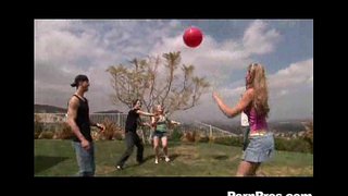 ���ေဝင်ဆယ်ကျော်သက်ကစားနှင့်ဖျန်ဘောလုံး