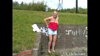 Plavuša dušo Lenas golotinje u javnosti i da su sisate treperi engleski devojke pokazuje