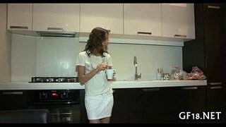 Ella juega con la gran polla de chap