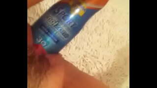 да си поигруваат со suncream шише