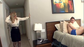 ���ੱਡੇ boobed ਮਿਲ੍ਫ਼ ਗੋਰੀ ਵਿਚ ਸਟੋਕਿੰਗਜ਼ ਅਤੇ ਇੱਕ garter