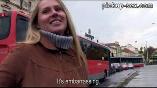 Eurobabe Zuzana terbentur dengan orang asing untuk uang