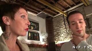 Big titted na tattooed kifaransa kukomaa anapata punda wake tight hammered