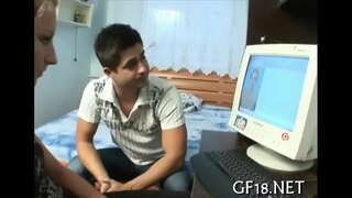 Әдемі заңды жастағы жасөспірім қыз тұр собачьи сән