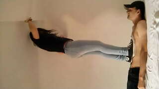 ���ொடுமையான வைப்பாட்டி மிதித்து தனது அடிமை