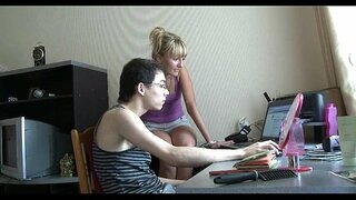 פּרעכטיק טין גאַל שטייט דאָגי שניט