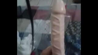 Красотка мастурбирует