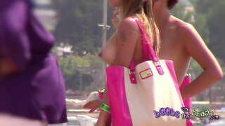 ���ే, పసికందు, వీలు యొక్క నడక డౌన్ బీచ్ typsy &amp;amp; పైదుస్తుల లేకుండా కలిసి