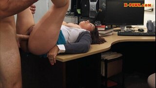 Latina poussin avec des gros seins échange de sa chatte pour de l&#039;argent