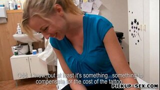 Victoria Waigel geschraubt, die von fremden Kerl für ein Stück Bargeld