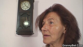 Kushona zamani granny na mvulana