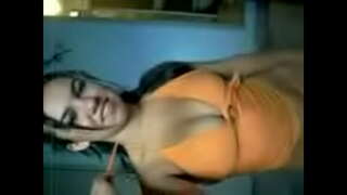 Tineri frumuseti lua de pe haine