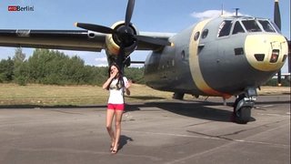 Eroberlin Monika Benz Alman Havaalanı Kontrol Zemin sunar 