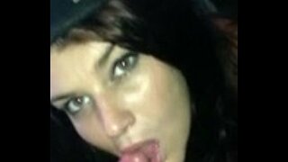 Dekle poleg vrat, daje oralni seks in pogoltne cum