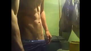 Rapaz de 19 anos, sacudindo fóra