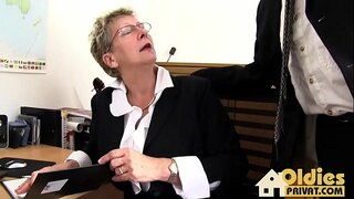 שלישייה בעבודה