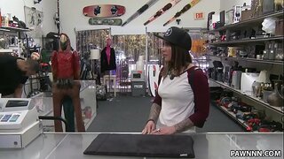 Seiceáil amach conas an brunette sexy fucks - XXX Saighdiúir